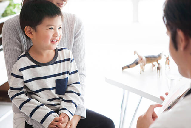 診察を受ける子供
