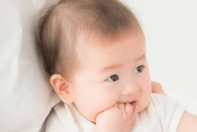 指をくわえる赤ちゃん