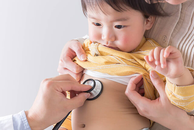 診察を受ける子供